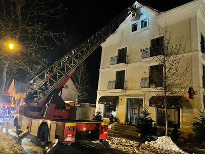 Braşov: Incendiu la un hotel din Râşnov în care se aflau 60 de persoane / O parte s-au evacuat singure, restul fiind evacuate de pompieri / Nu s-au înregistrat victime 