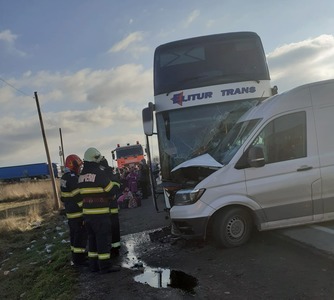 Caraş-Severin: Accident între un autobuz, un microbuz şi un autoturism/ 45 de persoane, cazate provizoriu într-o sală de sport