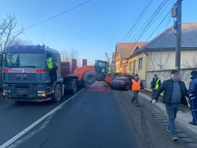 UPDATE - Sibiu: Trafic blocat pe DN 14, după ce un compactor s-a desprins de pe platforma ce îl transporta şi a lovit un stâlp de electricitate,  acroşând şi o ţeavă de gaze / Sunt scurgeri de gaz / A fost lovită şi o maşină