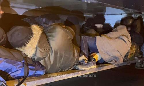 15 cetăţeni din Irak, Siria şi Turcia, care încercau să treacă ilegal frontiera în Ungaria, au fost găsiţi ascunşi într-un spaţiu special amenajat sub remorca unui automarfar - FOTO