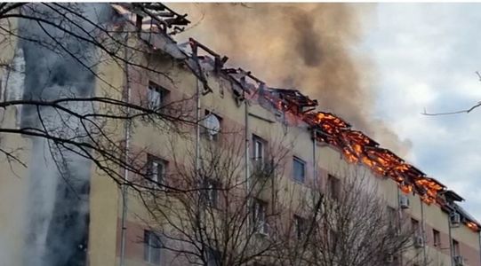 Incendiul de la mansarda unui bloc din Timişoara a izbucnit în urma supraîncălzirii cablurilor electrice