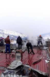 Incendiu la acoperişul unui bloc din judeţul Suceava, 60 de persoane s-au autoevacuat  