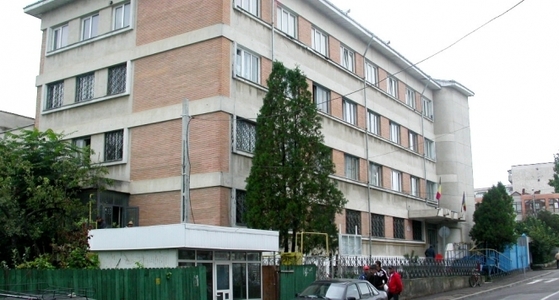 Intervenţie a pompierilor la sediul Poliţiei Roman, pentru evacuarea fumului produs în urma unui scurtcircuit. 45 de persoane au ieşit din clădire. Nu au fost persoane rănite