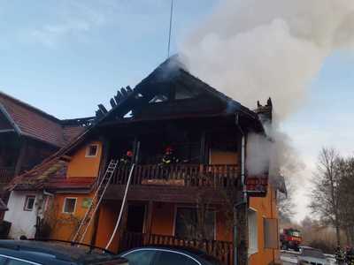 Incendiu la o pensiune din judeţul Braşov, 20 de persoane s-au evacuat / Focul s-a extins şi la acoperişul alte unităţi de cazare, dar în care nu erau turişti  