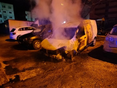 Galaţi - Anchetă a poliţiei după ce două maşini aparţinând aceleiaşi persoane au luat foc, existând suspiciunea că focul a fost pus intenţionat - FOTO