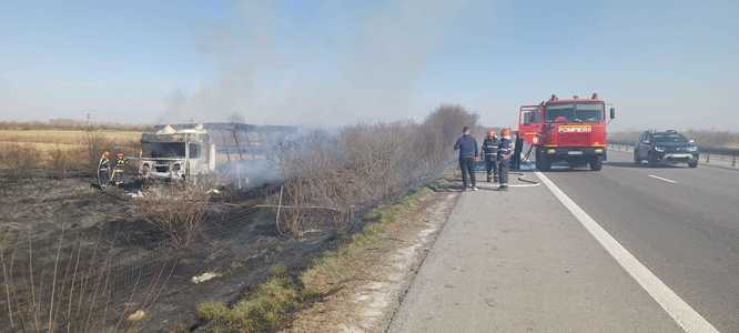Dâmboviţa: Trafic blocat pe autostrada A 1, la kilometrul 67, după ce un TIR a luat foc, iar incendiul s-a extins la vegetaţia de pe marginea şoselei