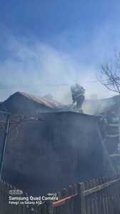Argeş: Persoană intoxicată cu fum şi o casă afectată, după ce un incendiu de vegetaţie uscată s-a extins 
