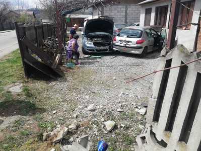 Dâmboviţa: Un autoturism a ieşit de pe şosea şi a intrat în curtea unei case/ Şoferul şi un bărbat aflat în curte, răniţi şi transportaţi la spital - FOTO