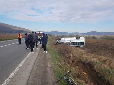 UPDATE - Sibiu: Microbuz în care se aflau 12 persoane, între care un copil, răsturnat pe DN 14/ Şase persoane au fost transportate la spital - FOTO