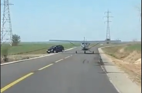 UPDATE - Avion de mici dimensiuni, filmat în timp ce rulează pe o şosea şi apoi decolează / Poliţia Prahova a găsit persoana care a distribuit imaginile, aceasta recunoscând că le-a descărcat de pe internet  - VIDEO