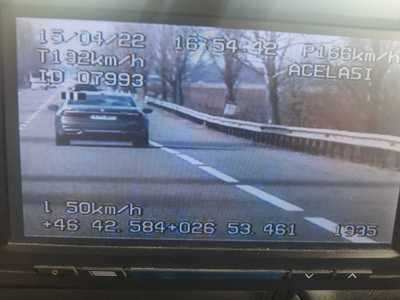 Bacău: Şofer prins conducând cu 192 kilometri pe oră pe DN 2. El a rămas fără permis pentru 120 de zile

