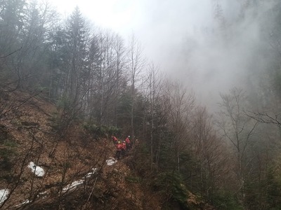 UPDATE - Salvamontiştii de pe Valea Prahovei au ajuns, după o acţiune dificilă care a durat mai multe ore, la tânărul rănit după ce a căzut în gol în Bucegi
