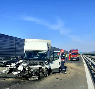 Accident pe autostrada A1 Deva - Timişoara, după ce roata unei camionete a explodat/ Şoferul a primit îngrijiri de la echipajul SMURD