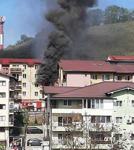 UPDATE - Cluj: Incendiu la un apartament dintr-un bloc din Floreşti/ 15 persoane au ieşit din locuinţe/ Un bărbat cu arsuri pe faţă şi braţe, transportat la spital - FOTO