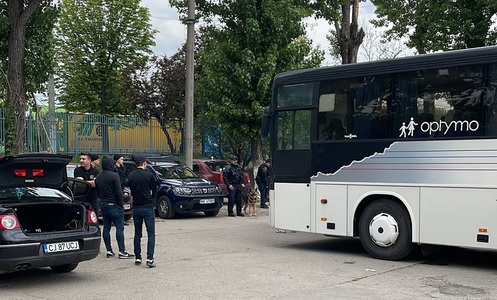 Obiecte contondente descoperite de jandarmi la controlul vehiculelor suporterilor echipei U. Cluj, înaintea meciului cu CSA Steaua - FOTO