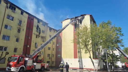 Constanţa: 32 de apartamente din blocul din Năvodari unde a izbucnit un incendiu, afectate de flăcări şi de apa folosită pentru stingerea focului/ Incendiul a fost stins după mai bine de şase ore/ Pompierii vor face vineri evaluarea pagubelor 