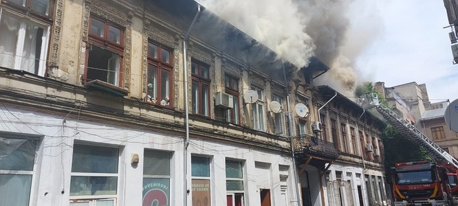 UPDATE - Incendiu puternic în Centrul Vechi al Capitalei, focul a cuprins o clădire de 300 de metri pătraţi / Focul s-a extins, însă ulterior a fost localizat - FOTO, VIDEO
