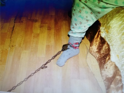 Dolj: Femeie arestată la domiciliu pentru lipsire de libertate după ce şi-a legat nepoata cu un lanţ de piciorul patului
