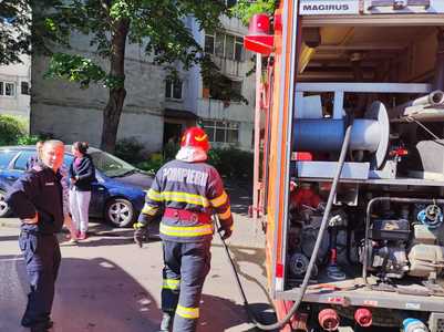 Prahova: Explozie într-un apartament situat la etajul întâi al unui bloc / Proprietara a sărit pe geam pentru a se salva / Deflagraţia, provocată de un scuter aflat la încărcat  
