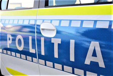 Un microbuz în care se aflau şase persoane, cetăţeni străini, s-a răsturnat pe DN 1, în judeţul Sibiu/ Un bărbat a fost transportat la spital