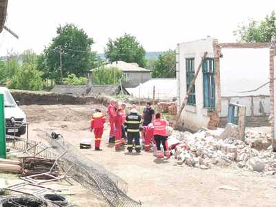 Botoşani: Un bărbat a murit, iar altul a fost rănit, după ce peretele unei clădiri s-a prăbuşit peste ei/ Ei lucrau la reabilitarea imobilului