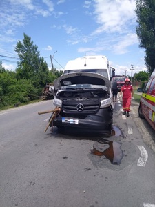 Dâmboviţa: Cinci pasageri ai unui microbuz, răniţi într-un accident rutier după ce autovehiculul a fost lovit de un TIR şi a ricoşat într-o căruţă - FOTO
