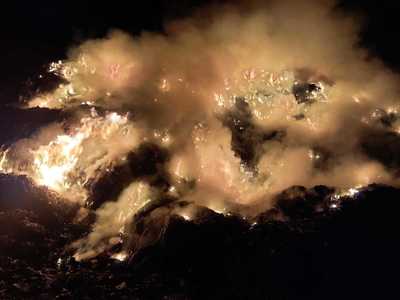 Incendiu la groapa de gunoi a municipiului Sighişoara / Intervin pompierii militari, dar şi operatorul economic / Focul se manifestă în profunzime - FOTO