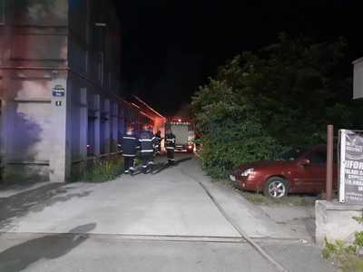Incendiu la o hală din comuna 1 Decembrie din Ilfov. Focul a fost localizat şi se lucrează pentru lichidare - VIDEO