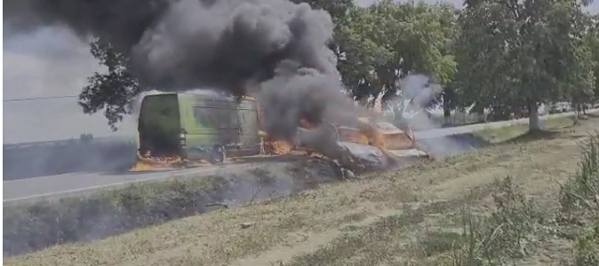 Bihor - Două maşini şi o dubă au luat foc după ce s-au ciocnit pe DN79, în zona localităţii Gepiu. Toţi pasagerii s-au salvat. Doi dintre ei acuză dureri uşoare - FOTO, VIDEO