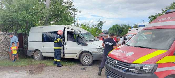 UPDATE - Dâmboviţa: Şapte persoane, transportate la spital după ce microbuzul în care se aflau a ieşit în decor - FOTO