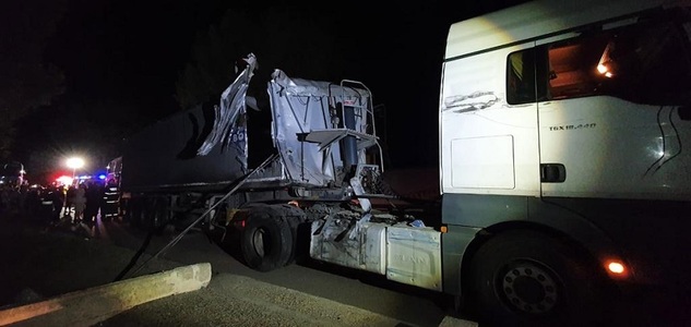 Autocarul de Ucraina implicat într-un accident, în Bacău, a fost lovit în spate de un TIR, în timp ce staţiona
