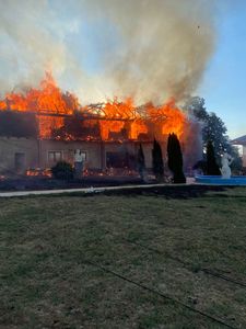 Mehedinţi: Incendiu izbucnit la o pensiune / Turiştii cazaţi s-au autoevacuat