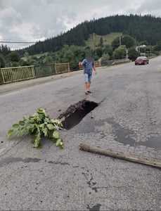 UPDATE  - Încă un pod cu probleme în judeţul Neamţ - O bucată din podul de pe DN 15 B s-a surpat, în zona localităţii Petru Vodă / Traficul, alternativ, în zonă fiind montate semafoare