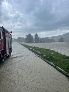 UPDATE - Dâmboviţa: Inundaţii în două localităţi, după ce un pârâu a ieşit din matcă. Zeci de gospodării inundate - FOTO
