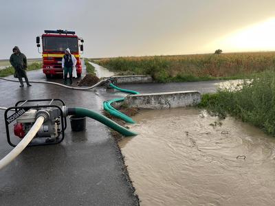 Vrancea: Zeci de gospodării inundate în urma ploilor/ Pompierii intervin pentru evacuarea apei - VIDEO