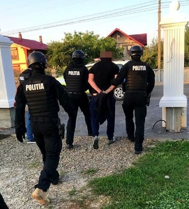 Un bărbat condamnat în Italia la cinci ani şi 11 luni de închisoare după ce a furat telefoane mobile dintr-un magazin a fost prins în Botoşani - FOTO
