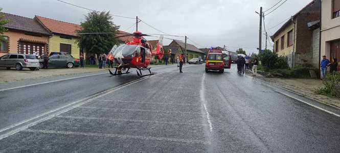 Caraş-Severin: Două persoane rănite într-un accident rutier în care au fost implicate un TIR şi un autoturism/ A intervenit elicopterul SMURD - FOTO