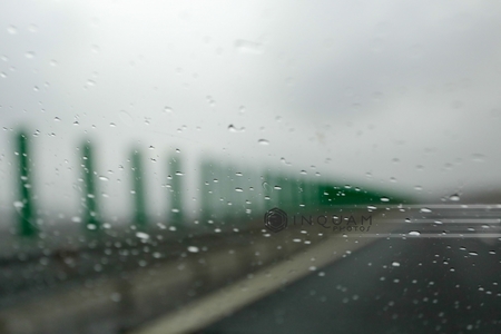 Plouă torenţial pe Autostrada A3 Bucureşti-Ploieşti, cu acumulare de apă pe carosabil