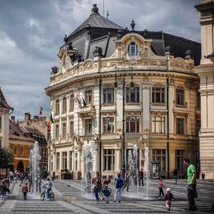 Hoţ de telefoane, prins de Poliţia Locală Sibiu cu ajutorul camerelor de supraveghere din centrul oraşului / Fapta a avut loc chiar în piaţa centrală, în apropierea Primăriei - VIDEO 