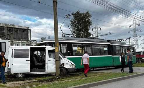 Accident între un tramvai şi un microbuz, în municipiul Iaşi / O persoană este blocată - FOTO  