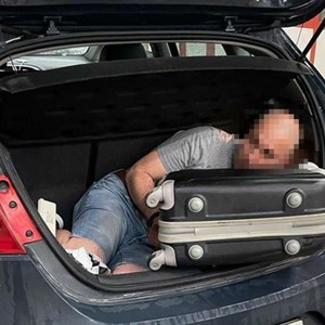 Arad: Bărbat condamnat la 10 ani de închisoare, găsit de poliţiştii de frontieră în portbagajul unei maşini, în timp ce încerca să iasă ilegal din ţară
