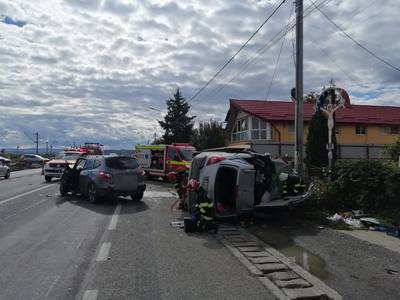 Accident cu patru victime, pe Bulevardul Muncii din Cluj-Napoca. La misiune au participat două autospeciale, dintre care una cu modul de descarcerare şi două ambulanţe SMURD 