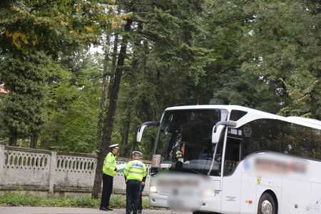 Controale ale Poliţiei privind transportul public de persoane - Au fost aplicate aproape 900 de sancţiuni contravenţionale şi au fost reţinute 62 de permise/ La Focşani, un bărbat a fost prins când conducea un autobuz, sub influenţa substanţelor psihoacti