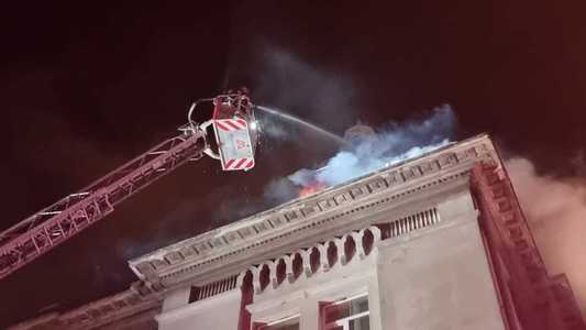 Incendiul de la mansarda sediului Arhiepiscopiei Tomisului, lichidat/ Echipele de intervenţie continuă să îndepărteze efectele negative/ A ars mansarda pe aproximativ 800 de metri pătraţi