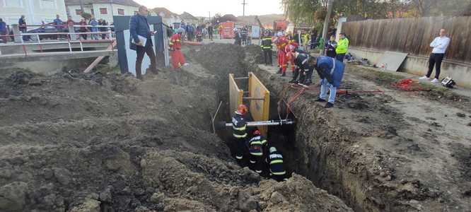 Cluj: Un tânăr de 20 de ani a murit, după ce a fost surprins de un mal de pământ / Trupul, scos de la trei metri adâncime 