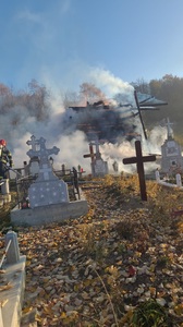 Bacău: Un incendiu puternic a cuprins biserica amplasată în cimitirul din satul Mărăşti
