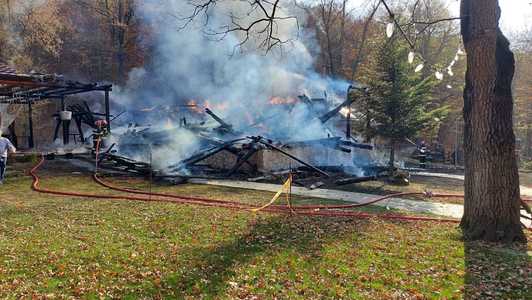 UPDATE - Buzău: Incendiu puternic la restaurantul unei cabane de lemn, la Izvoranu/ Restaurantul, distrus complet de flăcări - FOTO