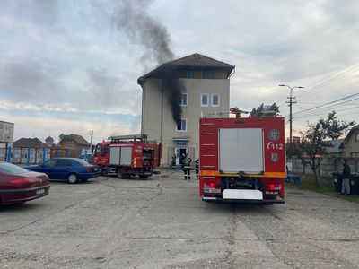 Alba: Incendiu la internatul Liceului Sportiv din Sebeş/ A ars mobilierul dintr-o cameră, cu degajări mari de fum - FOTO, VIDEO