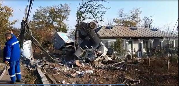 Galaţi - Trafic blocat în zona localităţii Şiviţa după ce un TIR condus de un cetăţean ucrainean a lovit un stâlp de iluminat şi o maşină, ricoşând apoi în curtea unei case, unde a avariat mai multe construcţii anexă - FOTO, VIDEO