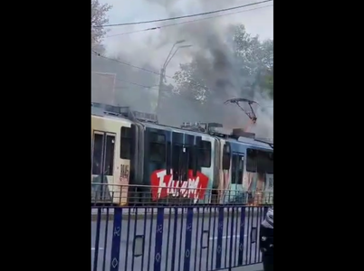 UPDATE - Bucureşti - Incendiu produs la un tramvai în zona Eroii Revoluţiei/ Incendiul a fost stins de pompieri - FOTO